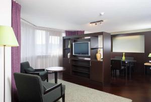 马斯特里赫特马斯特里赫特NH酒店的酒店客房设有电视和客厅。
