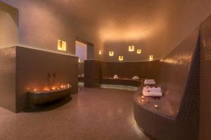 马拉喀什马拉喀什卡雷伊顿丽笙酒店的带浴缸和浴缸的大浴室。