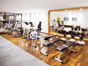 斯图加特斯图加特机场瑞享酒店&度假村的健身房里有很多健身器材