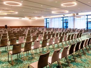 斯图加特Mövenpick Hotel Stuttgart Messe & Congress的大房间连排椅子和讲台