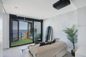 纽卡斯尔603 Newcastle Beachfront Apartment的带沙发和大窗户的客厅