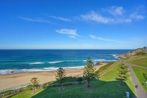 纽卡斯尔603 Newcastle Beachfront Apartment的享有海滩和海洋的空中景致