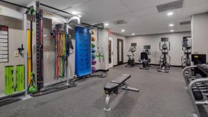 New ProvidenceThe Hub Murray Hill, BW Premier Collection的健身房设有健身房,配有多种设备