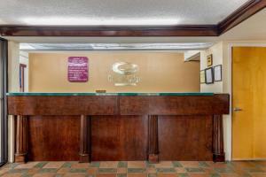 拜伦Econo Lodge Byron - Warner Robins的医院大厅的酒吧