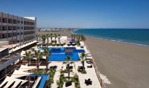 索哈尔Radisson Blu Hotel & Resort, Sohar的享有海滩和海洋的空中景致