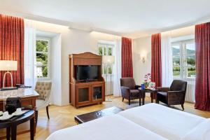 萨尔茨堡老生蓝色丽笙酒店的酒店客房,配有床和电视