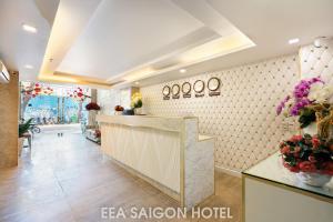 胡志明市EEA Central Saigon Hotel的酒店大堂,墙上挂着鲜花