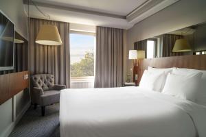 阿兰达斯德哥尔摩阿兰达阿兰迪亚丽笙酒店的酒店的客房 - 带一张床、椅子和窗户