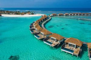 FenfushiRadisson Blu Resort Maldives的海洋度假胜地的空中景观