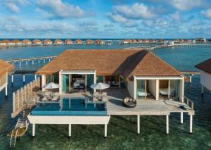 FenfushiRadisson Blu Resort Maldives的水上别墅的空中景致