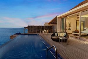 FenfushiRadisson Blu Resort Maldives的毗邻大海的别墅 - 带游泳池