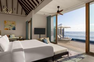 FenfushiRadisson Blu Resort Maldives的一间卧室配有一张床,享有海景