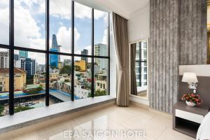 胡志明市EEA Central Saigon Hotel的市景卧室