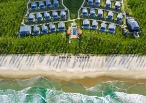 金兰Radisson Blu Resort Cam Ranh的享有海滩上建筑的空中景致