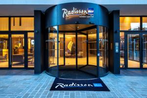 鲁昂Radisson Blu Hotel, Rouen Centre的建筑的外墙,带有旋转门