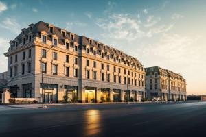 利雅德Mansard Riyadh, a Radisson Collection Hotel的街道上一座大建筑的 ⁇ 染