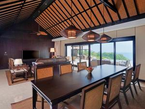 金巴兰Raffles Bali的一间带桌子的用餐室和一间客厅
