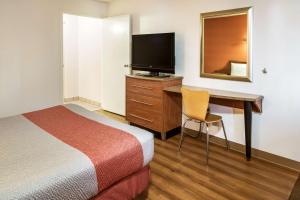 Englewood代顿-恩格尔伍德6号汽车旅馆的酒店客房配有一张床、一张书桌和一台电视。