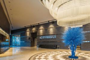 安卡拉安卡拉华美达酒店的大厅,在大楼中间有一个蓝色植物