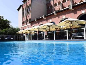 图卢兹图卢兹中心康格诺富特酒店的酒店设有带遮阳伞的游泳池
