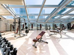富查伊拉诺富特富查伊拉酒店的大楼里拥有许多设备的健身房
