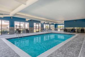 新费城新费城希尔顿恒庭酒店的蓝色墙壁的酒店游泳池