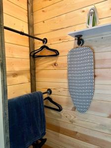 劳伦斯堡#4 Kentucky Bourbon Trail Bourbon Barrel Cottages的浴室设有2条毛巾和一面墙上的镜子