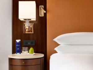 奥斯汀奥斯丁费尔蒙酒店的酒店客房设有一张床和一个带灯的床头柜
