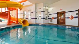 莱斯布里奇最佳西方服务酒店及套房的大楼内一个带滑梯的游泳池