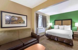 韦斯特莱克美国长住酒店 - 克利夫兰 - 西湖的酒店客房,配有床和沙发