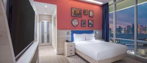 多哈Hampton By Hilton Doha Old Town的卧室设有白色的床和大窗户