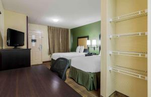 查塔努加美国长期入住酒店-查塔努加机场的一间酒店客房,设有两张床和电视