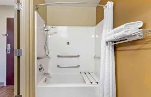 查塔努加美国长期入住酒店-查塔努加机场的带淋浴的浴室配有白色的浴帘