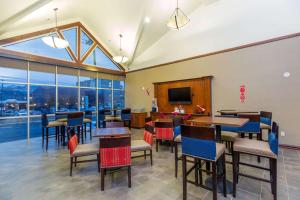 盐湖城盐湖城市中心康福特茵酒店的一间带桌椅和电视的餐厅