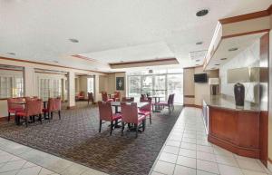 普莱诺酒店Extended Stay America - 达拉斯 - 弗兰克福路的餐厅内带桌椅的用餐室