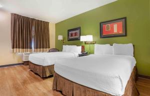 巴吞鲁日美国长住酒店 - 巴吞鲁日 - 城市区的绿墙旅馆客房的两张床
