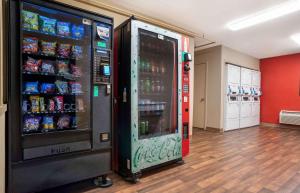 巴吞鲁日美国长住酒店 - 巴吞鲁日 - 城市区的出售饮料的商店里的汽水自动售货机
