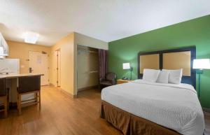 绍姆堡美国长住酒店 - 芝加哥 - 绍姆堡 - 会议中心的酒店客房设有一张大床和一张书桌。