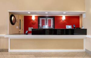 印第安纳波利斯印弟安纳波里斯-机场W 南大街美国酒店的医院里的一个等候区,有红色的墙壁