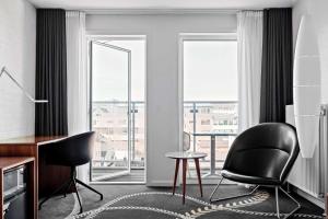海宁艾德贝斯特韦斯特优质酒店的一间设有两把椅子、一张桌子和一个窗户的房间