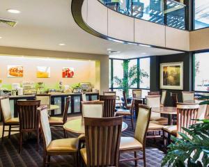 皮奥里亚皮奥里亚品质套房酒店的一间带桌椅的餐厅和一间酒吧