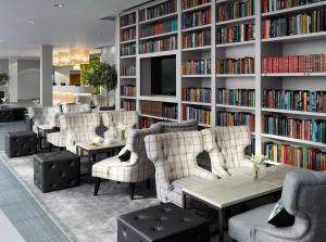 达宁顿堡东米德兰机场丽笙酒店的带沙发的图书馆和书架