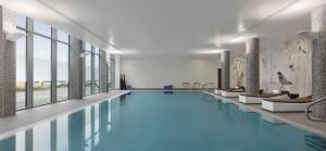 达宁顿堡东米德兰机场丽笙酒店的大楼内一个蓝色的大型游泳池