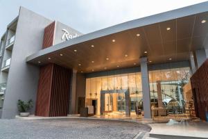 内罗毕Radisson Blu Hotel & Residence Nairobi Arboretum的大楼的大堂,设有大窗户