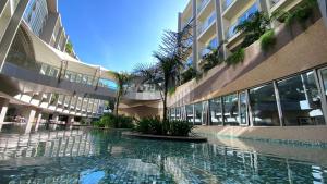内罗毕Radisson Blu Hotel & Residence Nairobi Arboretum的一座大型建筑,前面设有一个游泳池
