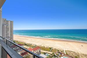黄金海岸Jewel Beachfront Residences的以及享有海滩景致的阳台。