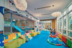 苏州苏州中茵皇冠假日酒店的一个带玩具和滑梯的儿童游乐区