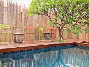 胡志明市LAKEVIEW Park Villa - Private Pool, BBQ, Karaoke的围栏前有树的游泳池