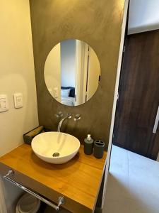 迈普Bosques de Mayo的一间带水槽和镜子的浴室