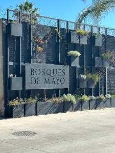 迈普Bosques de Mayo的建筑上写有五角形标志的标志